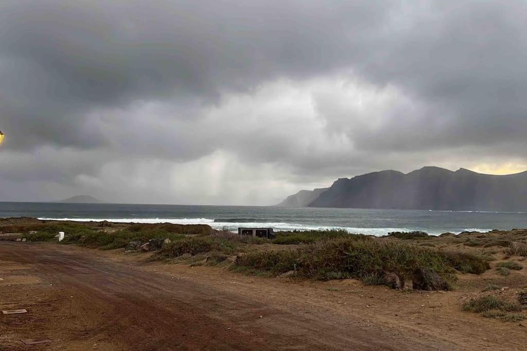 Famara, Apto. En Zona Tranquila A 200M Del Mar. Appartamento Esterno foto